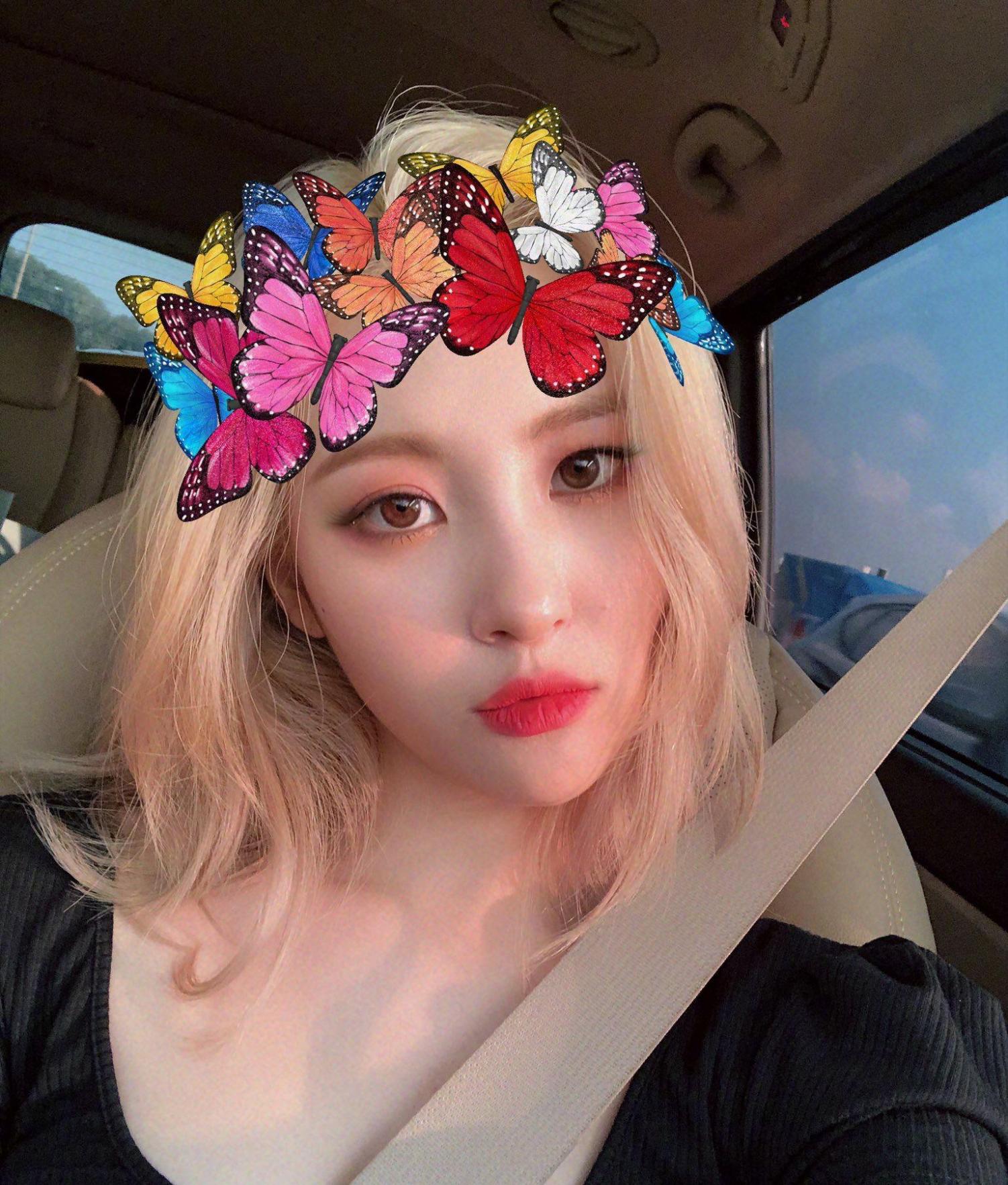 宣美新发色太撩人,穿碎花连衣裙性感妩媚,黑色西装超有时尚范!